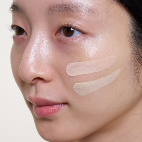 ひと塗りで澄んだツヤと透明感。くすみや色ムラもカバー。