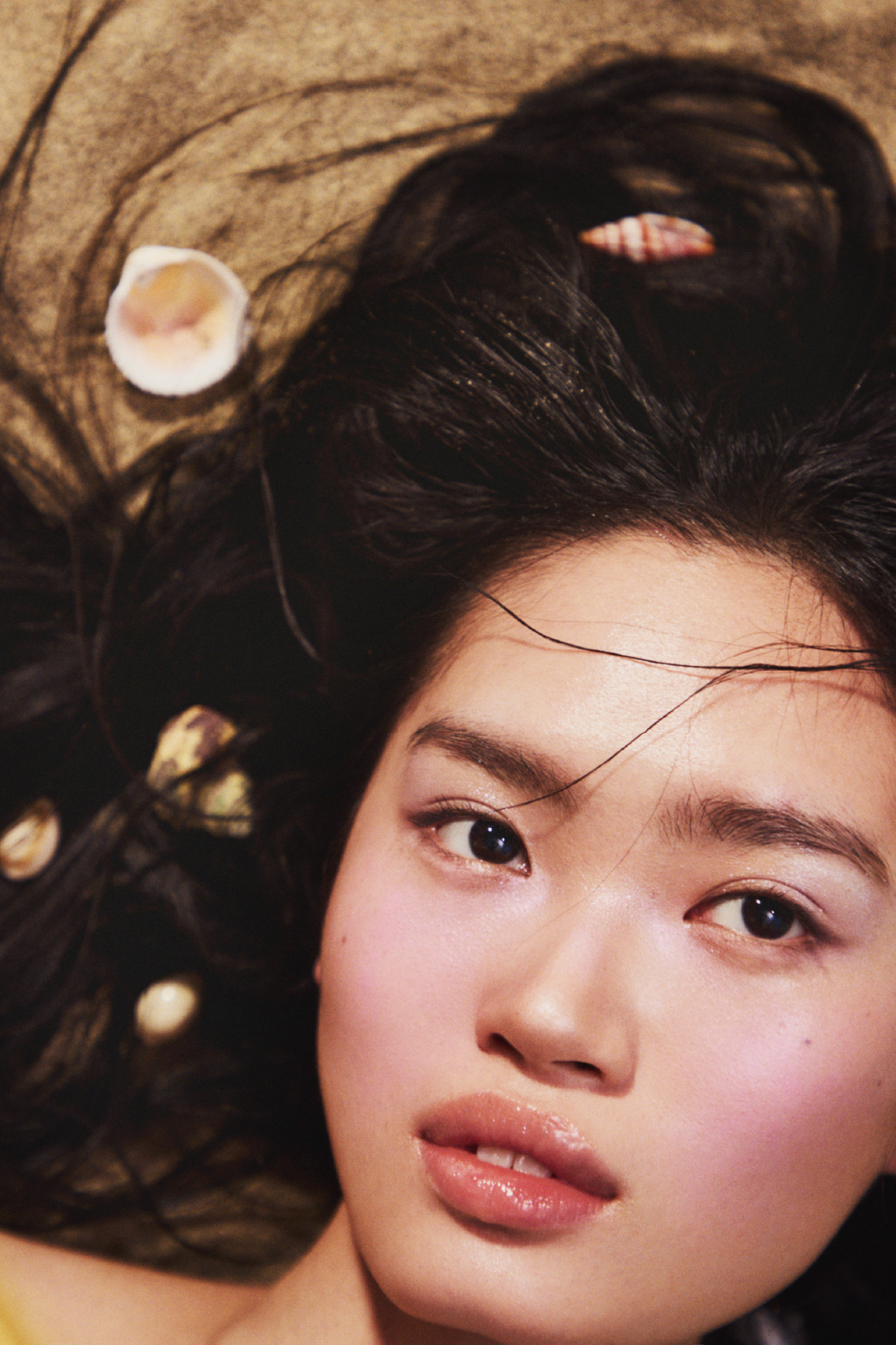 ペタル フロート アイパレット 09・ペタル メルティング カラー ポット EX01・ペタル ブルーミング グロス C 02を使用したモデル