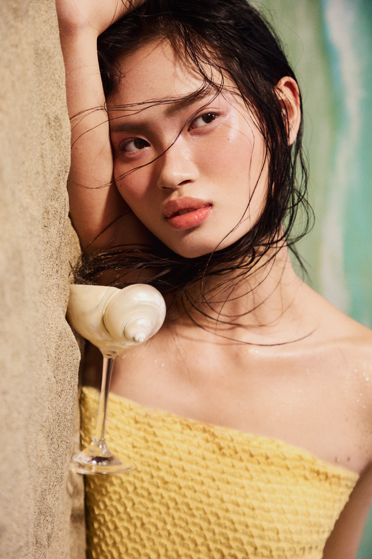 ペタル フロート アイパレット 10・ペタル メルティング カラー ポット EX03・ペタル ブルーミング グロス C 01を使用したモデル