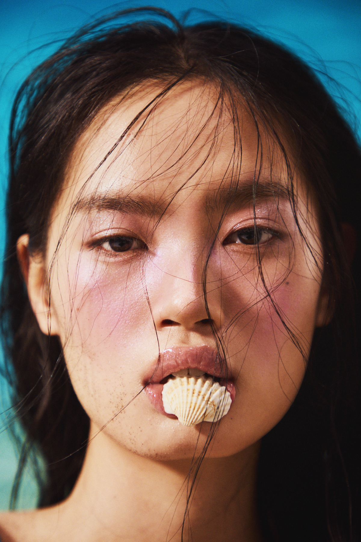 ペタル フロート アイパレット 09・ペタル メルティング カラー ポット EX01・ペタル ブルーミング グロス C 02を使用したモデル