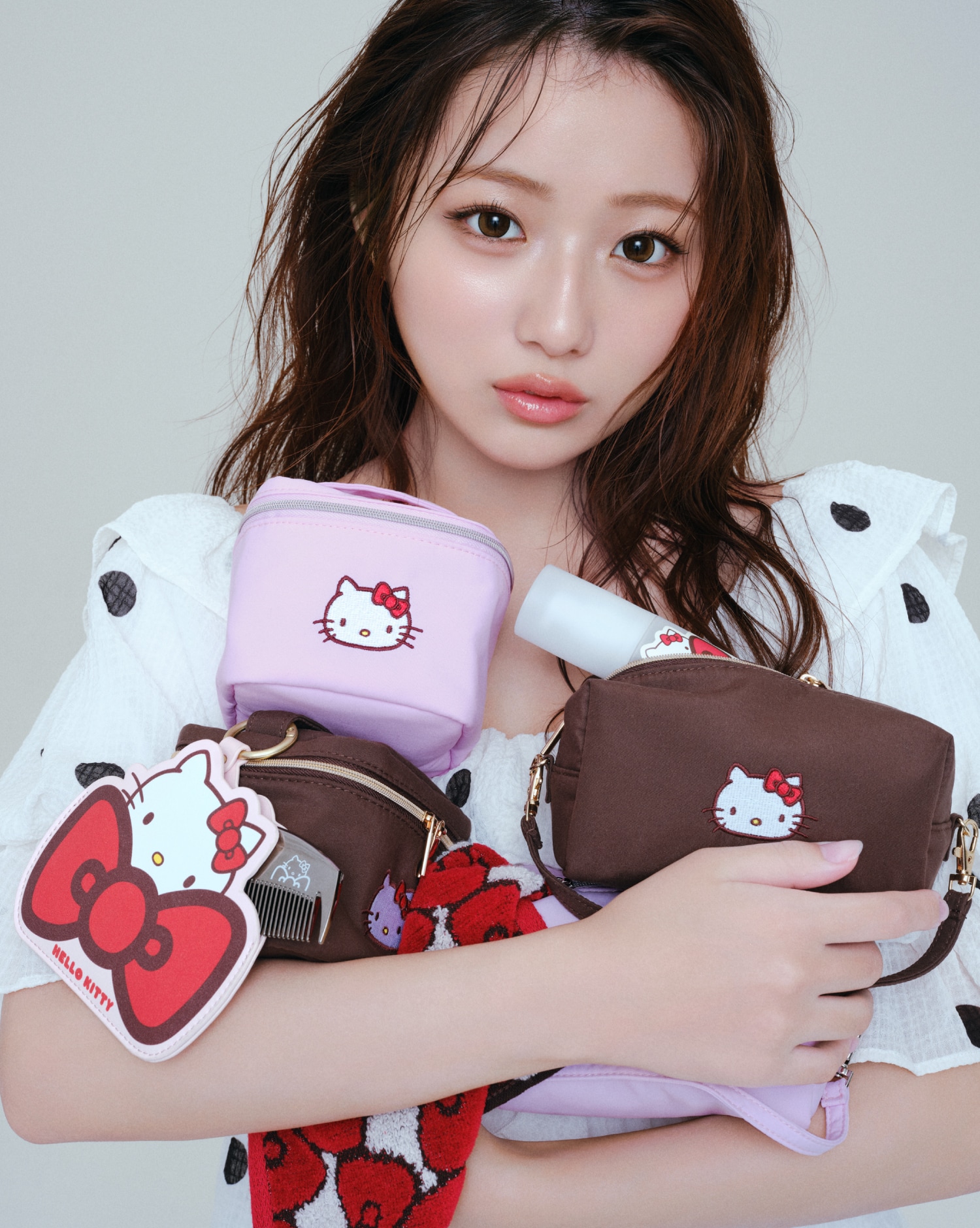 ＜HELLO KITTY＞バニティポーチ/ミニバッグポーチ/ハンカチ/コームを持った希空さんの写真