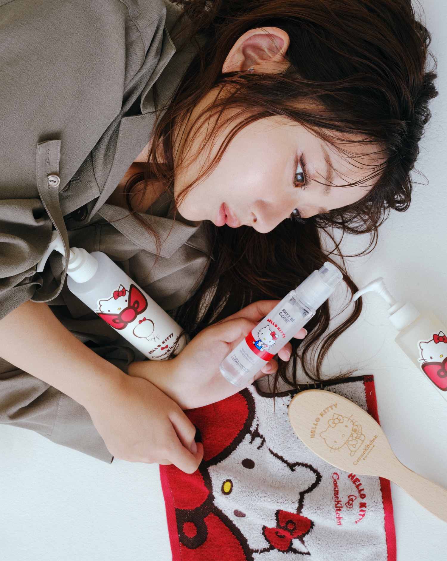 ＜HELLO KITTY＞ヘアケアアイテムを手にしている希空さんの写真
