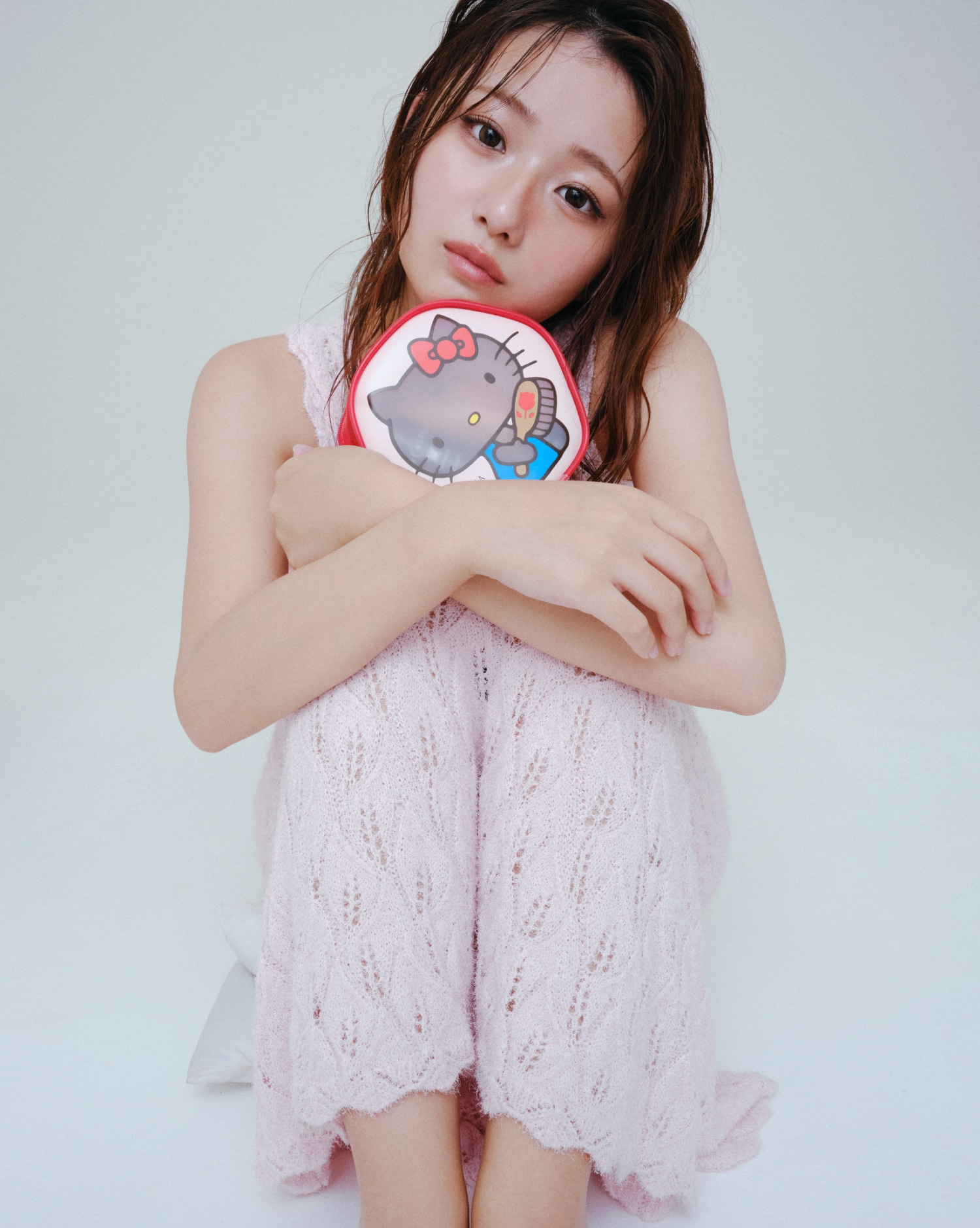 〈HELLO KITTY〉ヘアケア トライアル / ヘアエマルジョンを抱えた希空さんの写真