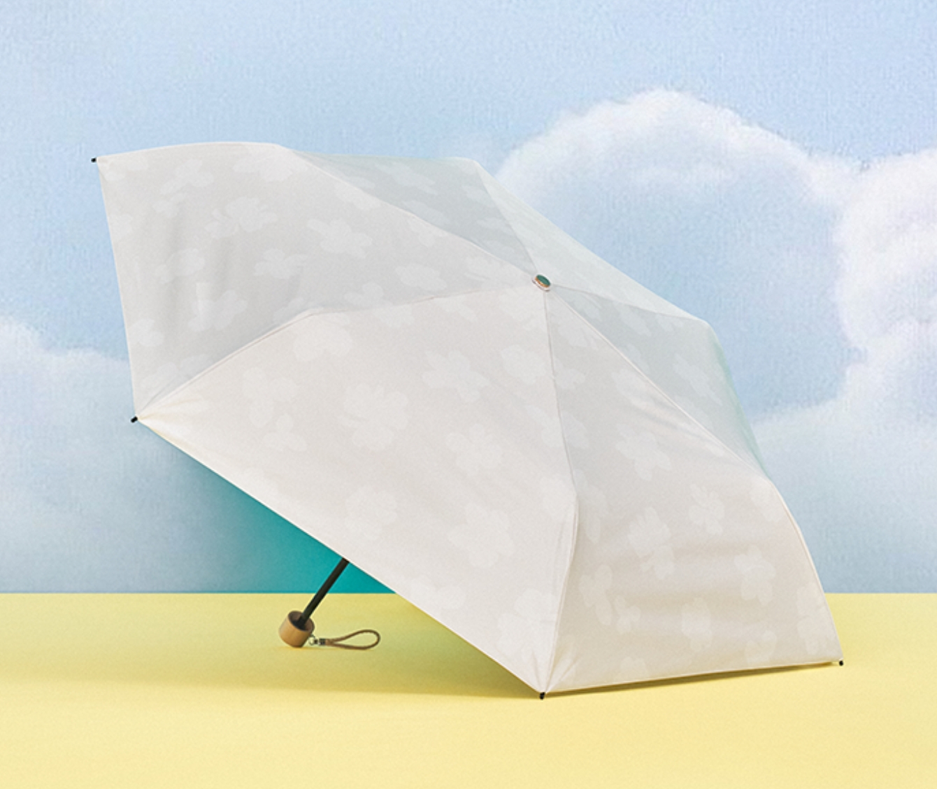 PROTECT U の日傘と女性