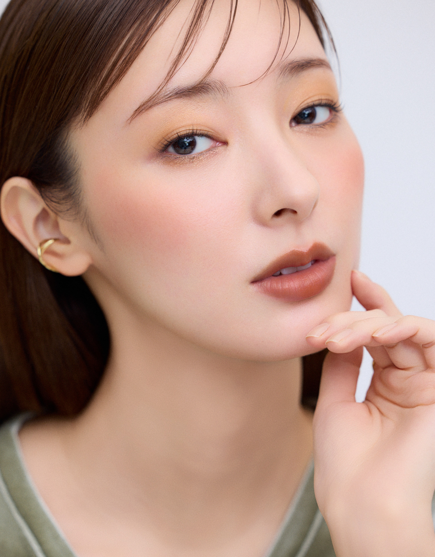 LOOK2 黄みを感じるサンドベージュでヘルシーにこなれる