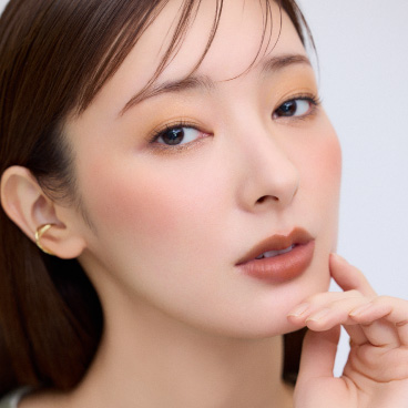 LOOK2 黄みを感じるサンドベージュでヘルシーにこなれる