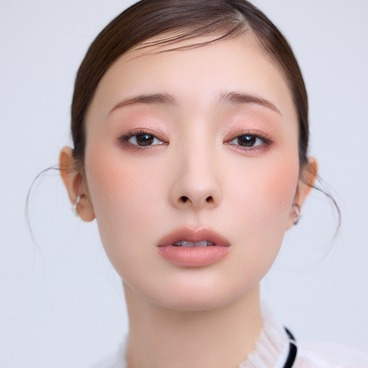 LOOK3 シースルーな甘い色で愛らしく、さりげなく
