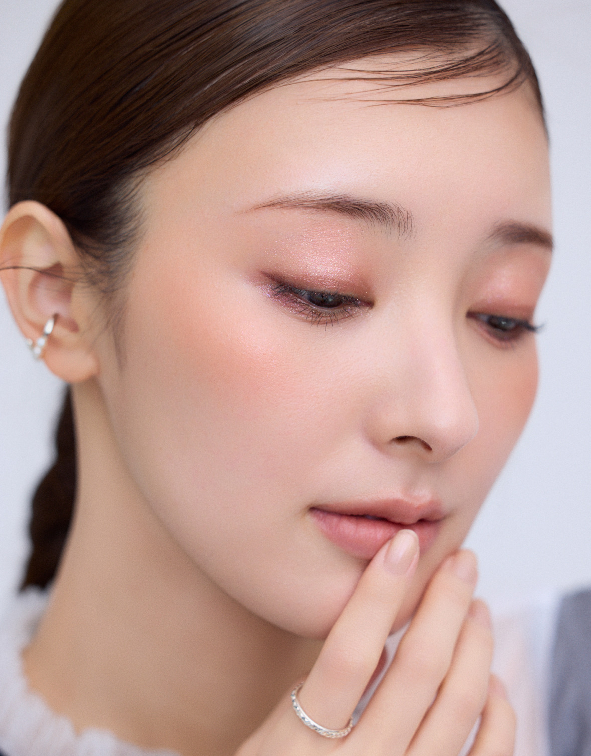 LOOK3 シースルーな甘い色で愛らしく、さりげなくを着用したモデル