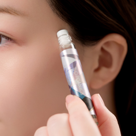 こめかみに塗布しアロマでリフレッシュするイメージ