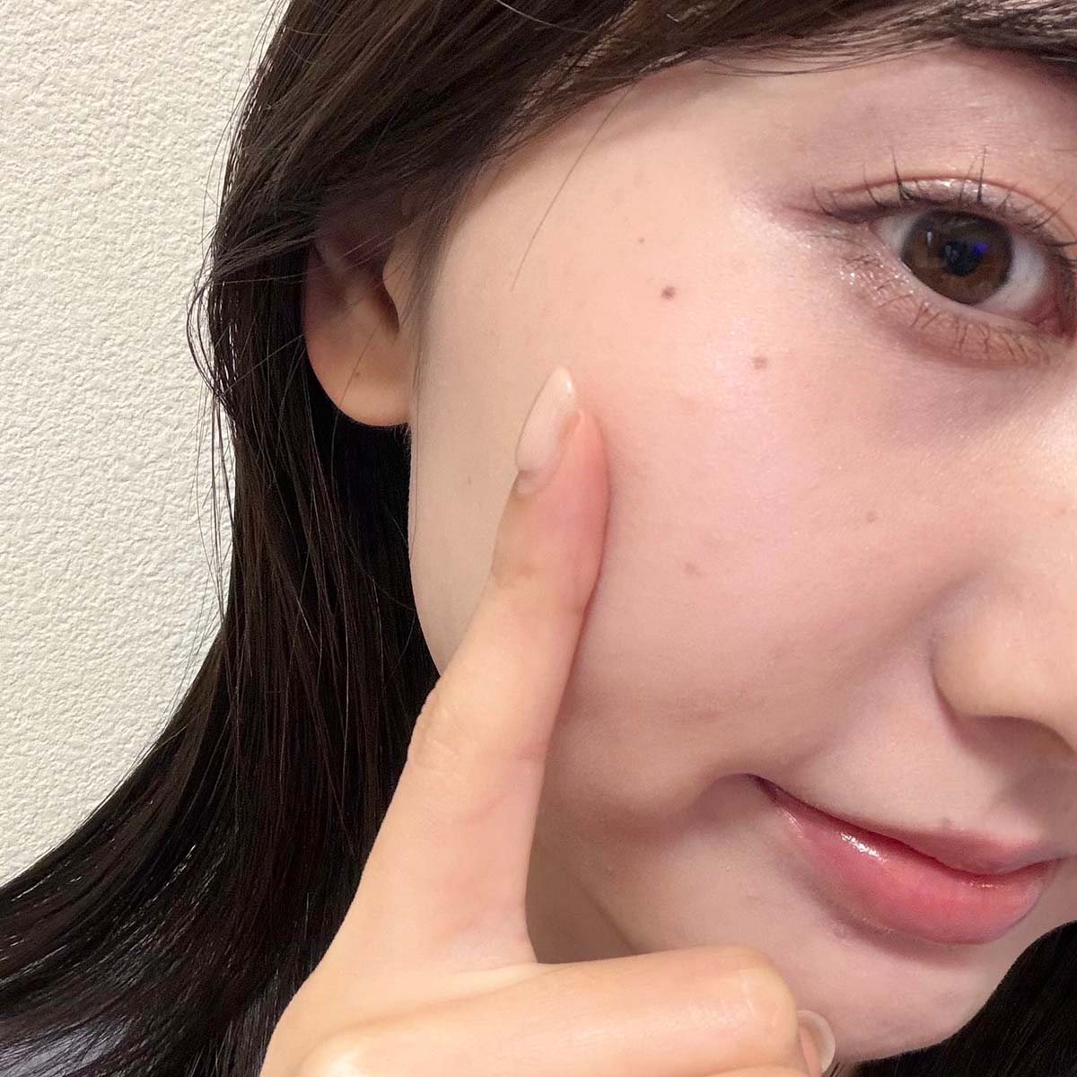 to/one フローレス ラスティング ベースとルミナスヴェール フェイスパウダーを手にしたスタッフ